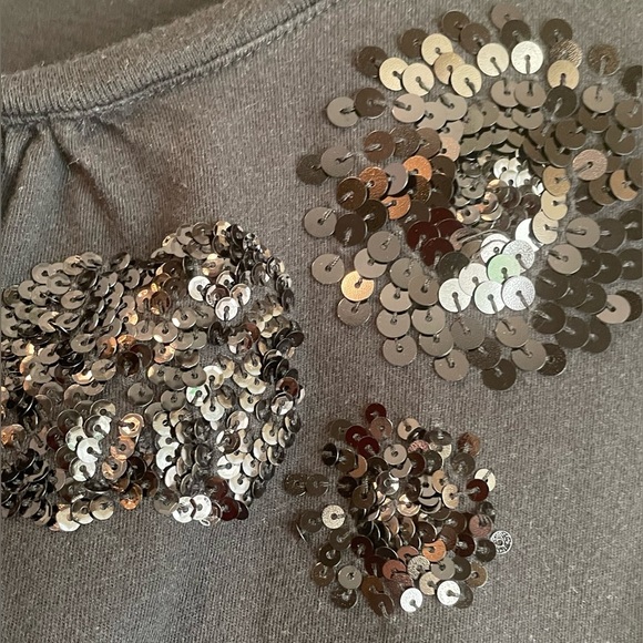 Tommy Hilfiger woman’s black short sleeve top w/sequin motif, size small - Picture 7 of 8